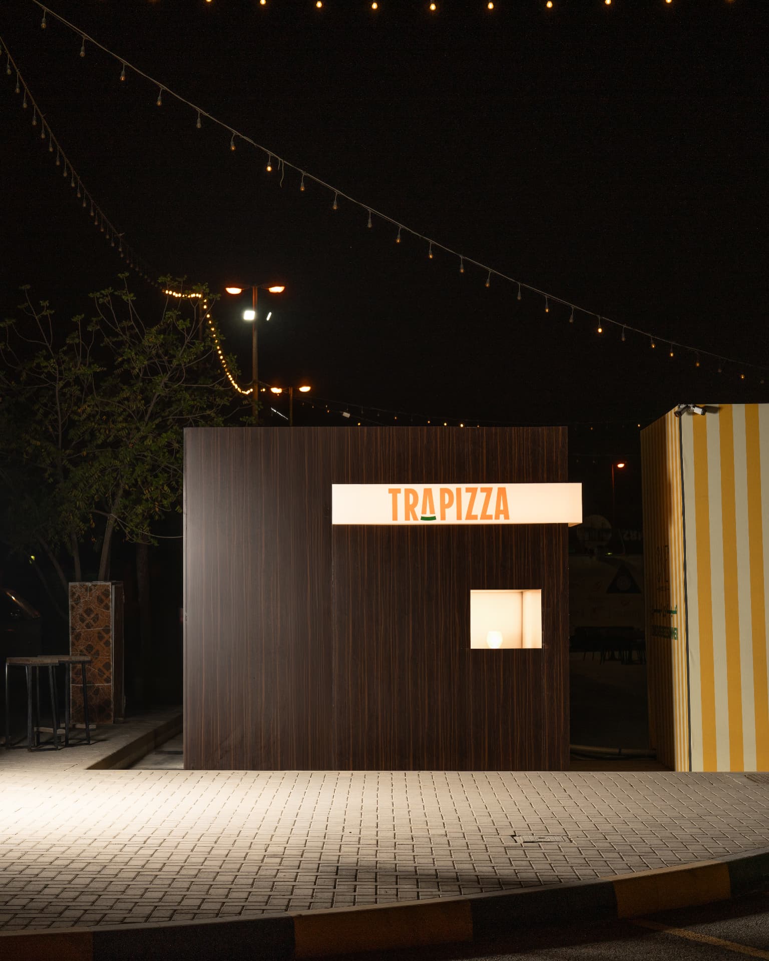 Trapizza kiosk at night